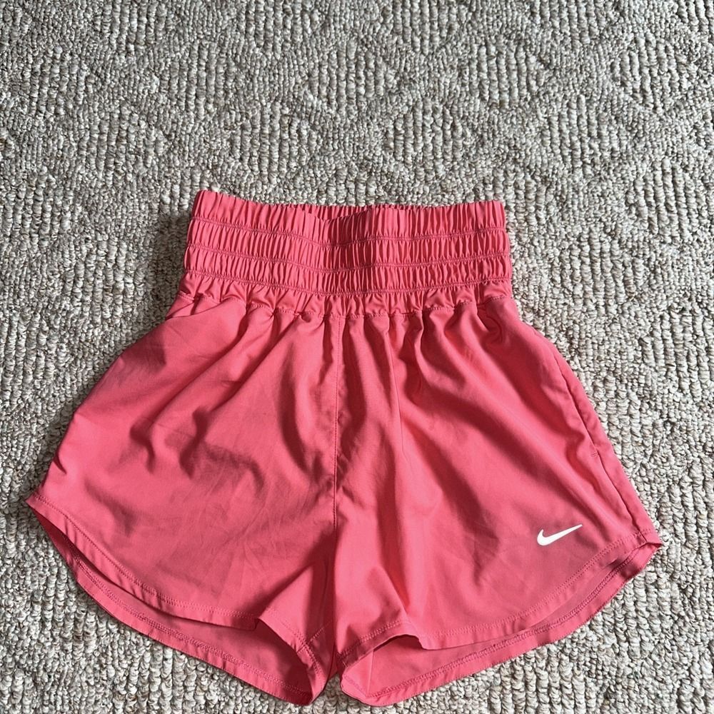 Women's Peach Nike  Dri-Fit Ultra High Waisted 3" Brief Lined Shorts Size Small‎